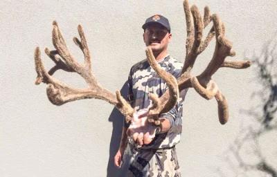 Clay hill holding the 2015 colorado governors tag mule deer buck 1