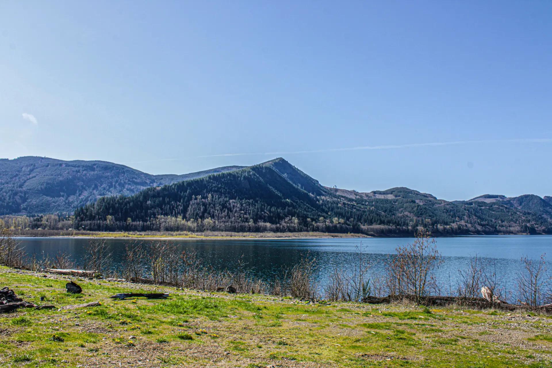 Washington large body of water surrounded by mountains