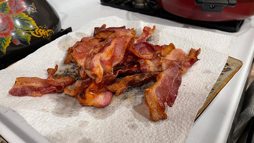 Cooked bacon for chili