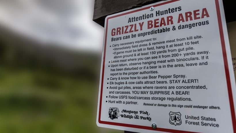 Sign alerting of grizzly bears in the area
