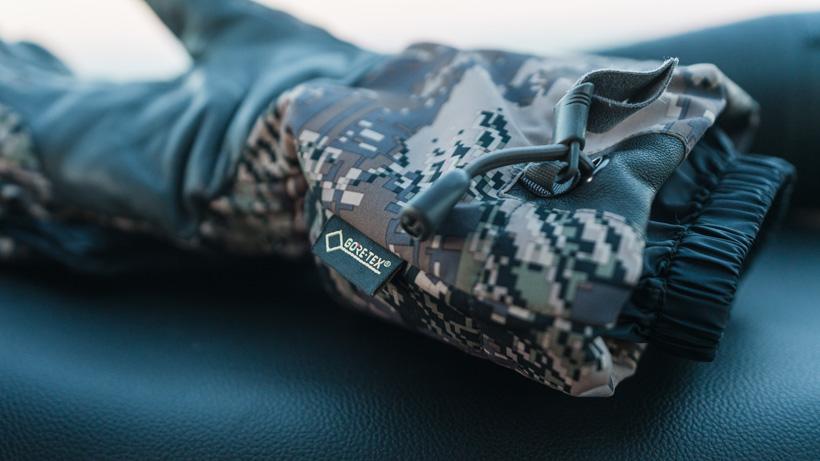 Extended cuff and pull cord on glove