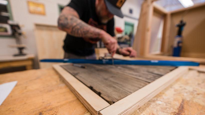 Building border wall of pedestal mount